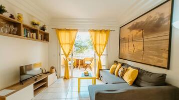 Een flatscreentelevisie, videogames en boeken