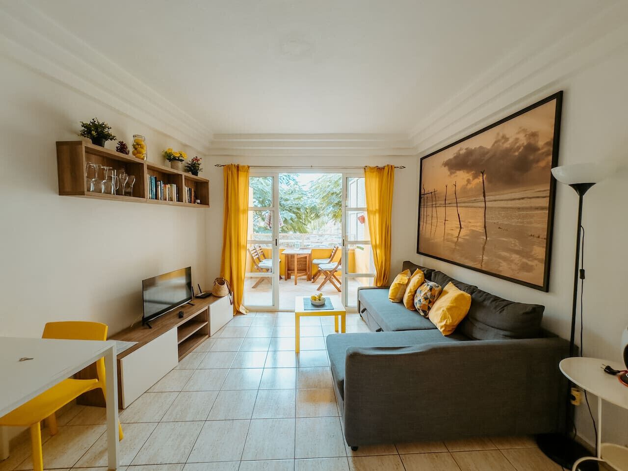 Télévision à écran plat, jeux vidéo, livres