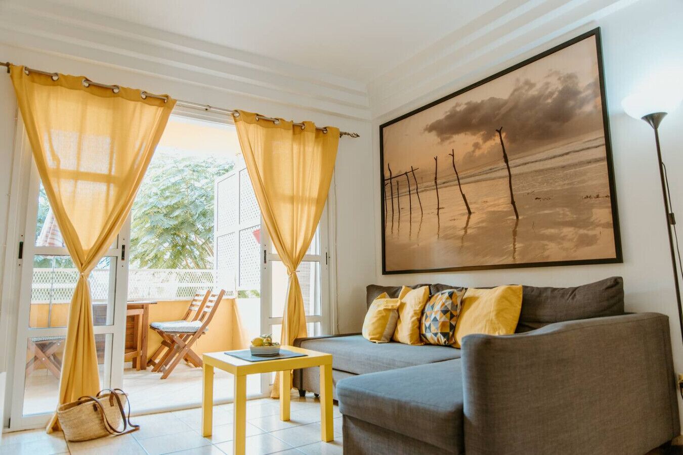 Télévision à écran plat, jeux vidéo, livres