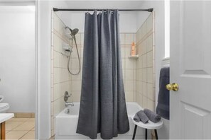 Dusche, Haartrockner, Handtücher, Seife