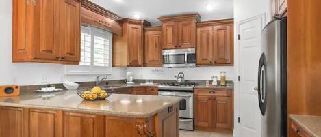 Refrigerador, microondas, horno y parrilla de estufa