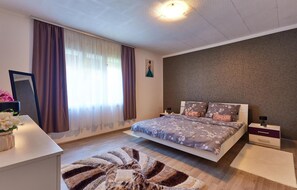 2 bedrooms, travel cot, free WiFi, bed sheets