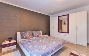 2 bedrooms, travel cot, free WiFi, bed sheets