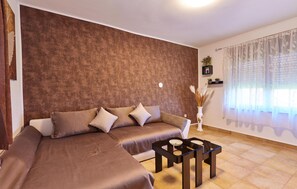 Smart TV, fireplace, stereo