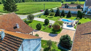 A residential area with a swimming pool, a well-maintained lawn, and a clear view of the surrounding countryside. - Stunning home in Gudovac (Gudovac)