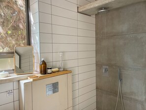 Ensemble douche/baignoire, sèche-cheveux, serviettes fournies, savon