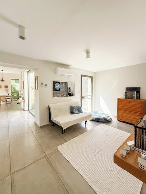 Smart TV, books, computer monitors