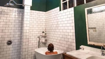 Secador de cabelo, toalhas de banho