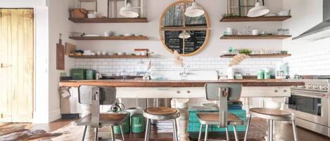 Coffee/tea maker, fridge, microwave, oven