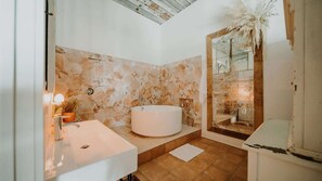 A bathroom with a bathtub, a sink, and a mirror. - Southview @ the West Barn - Great Letchworth View! (Perry)