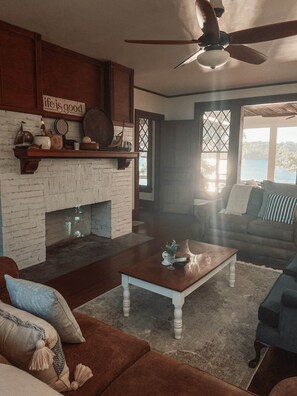 Smart TV, fireplace, offices - The ultimate cottage core experience in a serene lake country setting overlooking Silver Lake - minutes from Letchworth State Park and downtown Perry, NY (Perry)