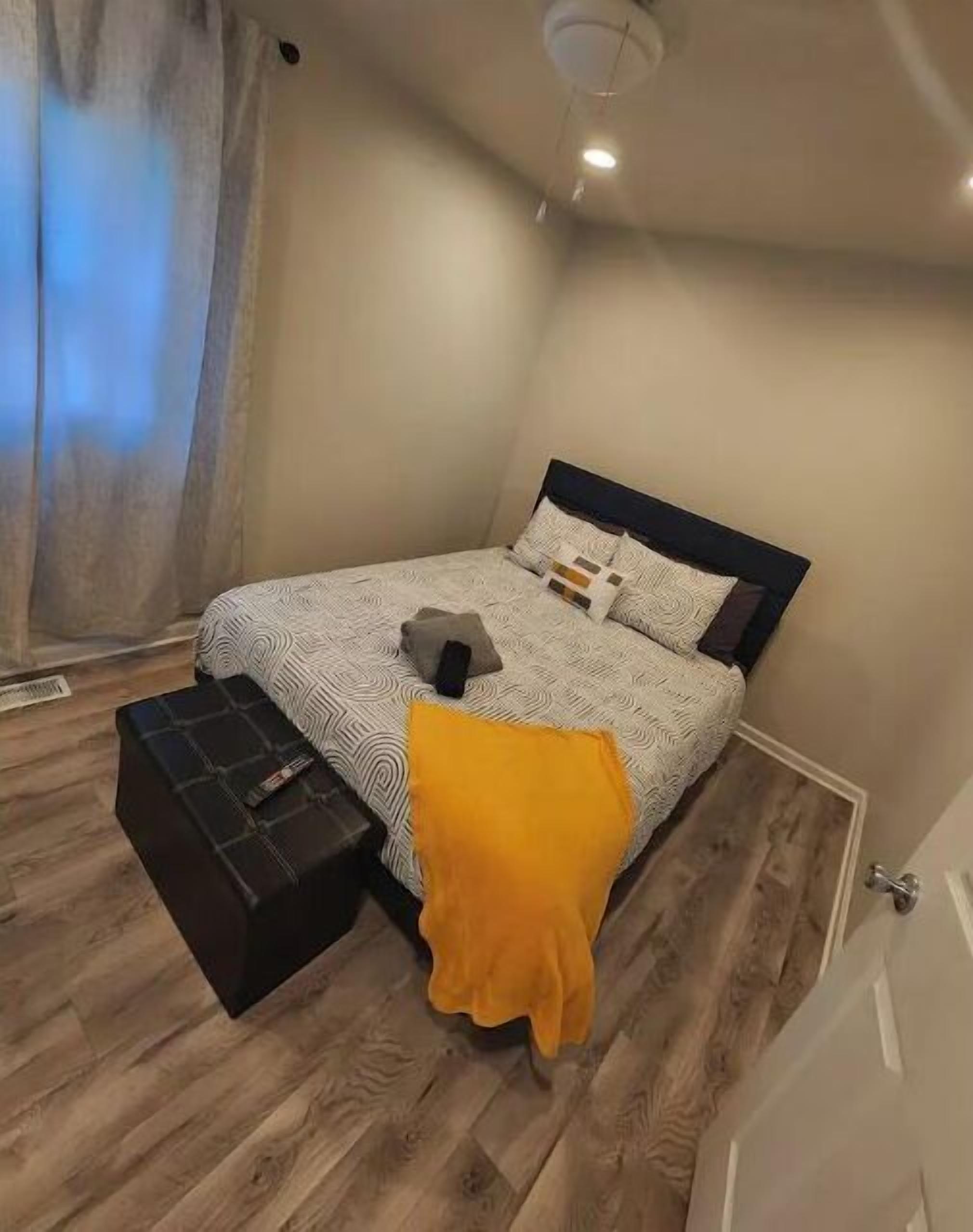 2 soverom, skrivebord, strykejern/-brett og wi-fi (inkludert)