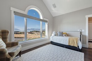 4 bedrooms, desk, iron/ironing board, free WiFi - Stunning views, sleeps 10, firepit, decks, hot tub (Heber City)