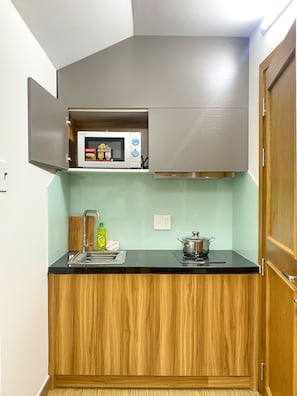 Kühlschrank, Mikrowelle, Wasserkocher, Kochgeschirr/Geschirr/Besteck