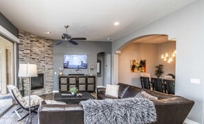 TV a schermo piatto, caminetto, monitor per computer