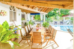 تناول الطعام بالخارج