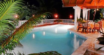 Colonial Villa Master Bedroom +private bath/tub