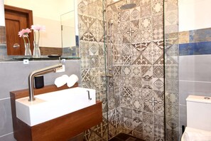 Dusche, Haartrockner, Handtücher