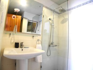 Dusj, hårføner og håndklær