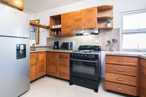 Frigorífico, horno, placa de cocina y cafetera o tetera