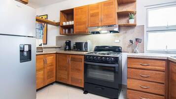 Refrigerador, horno, parrilla de estufa y cafetera y tetera