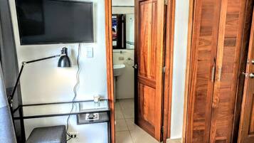 1 habitación, escritorio y internet gratis
