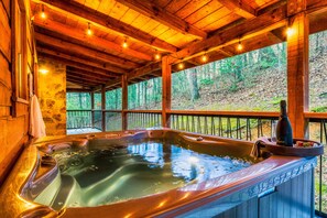Indoor spa tub - Hot tub /Theater Room 📽 X-Box 🕹 Pool Table / 5% Military/Senior Discount (Sevierville)