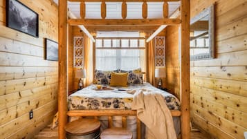 4 habitaciones, escritorio y tabla de planchar con plancha