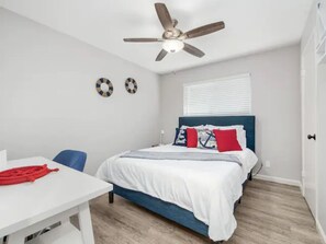 4 makuuhuonetta, työpöytä, silitysrauta/-lauta, ilmainen Wi-Fi