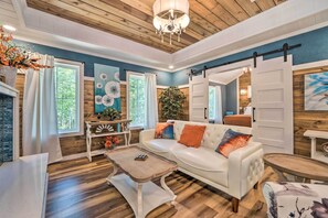 TV, fireplace - Modern Broken Bow Cabin, Near Lake + Wineries (Broken Bow)
