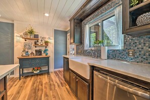 Hair dryer, towels - Modern Broken Bow Cabin, Near Lake + Wineries (Broken Bow)