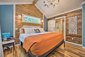 1 bedroom, iron/ironing board, Internet, bed sheets - Modern Broken Bow Cabin, Near Lake + Wineries (Broken Bow)