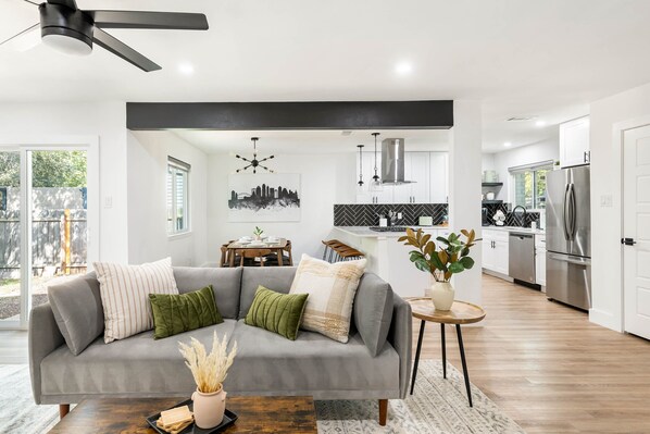 Smart TV, chimenea y libros 