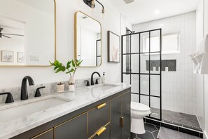 Combined shower/bathtub, hair dryer, towels, soap
