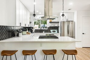 Refrigerador, microondas, horno y parrilla de estufa 