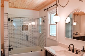 Ensemble douche/baignoire, sèche-cheveux, serviettes fournies, savon