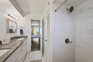 Shower, towels - Gulf-View Townhome | Hot Tub | 2-Min Beach Walk (Galveston)