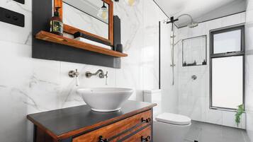 Dusj, hårføner, håndklær og såpe