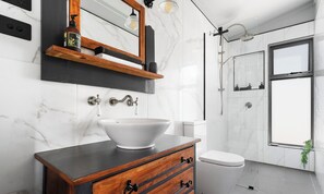 Shower, hair dryer, towels, soap - Cozy cottage at Frog Rock, uninterrupted mountain views. (Frog Rock)