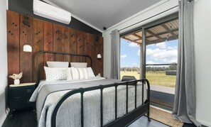 2 bedrooms, desk, iron/ironing board, free WiFi - Cozy cottage at Frog Rock, uninterrupted mountain views. (Frog Rock)