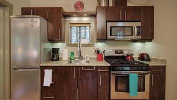 Een koelkast, een magnetron, een oven, een kookplaat