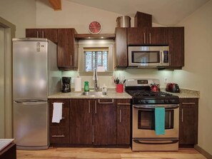 冰箱、微波炉、烤箱、炉灶