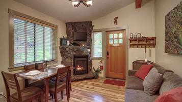 Een televisie en een open haard