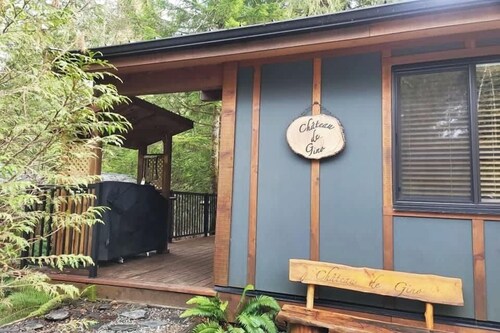 Hot Tub + Pet Friendly + Cozy Escape with Fire Pit