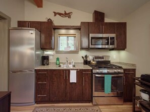 Een koelkast, een magnetron, een oven, een kookplaat