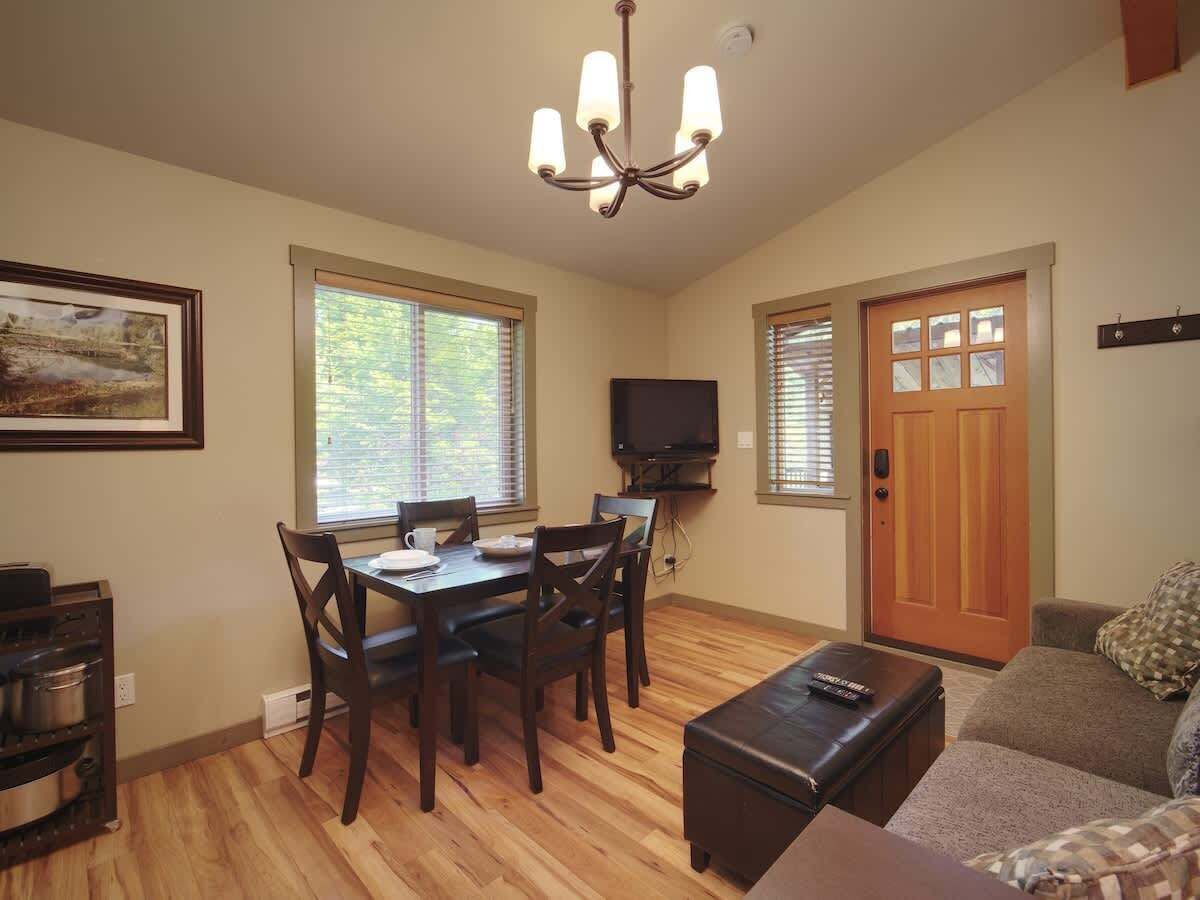Hot Tub - Pet Friendly - Cozy Escape With Fire Pit - Port Renfrew