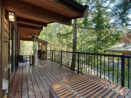 Hot Tub + Pet Friendly + Cozy Escape with Fire Pit