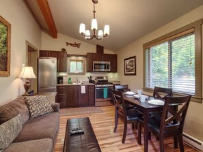 Een koelkast, een magnetron, een oven, een kookplaat