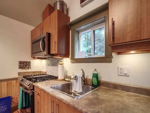 Kylskåp, mikrovågsugn, ugn och spishäll