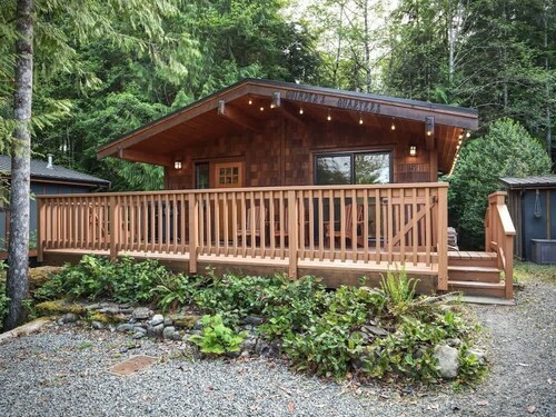 Enclosed deck - Hot tub - Pet Friendly- gas stove